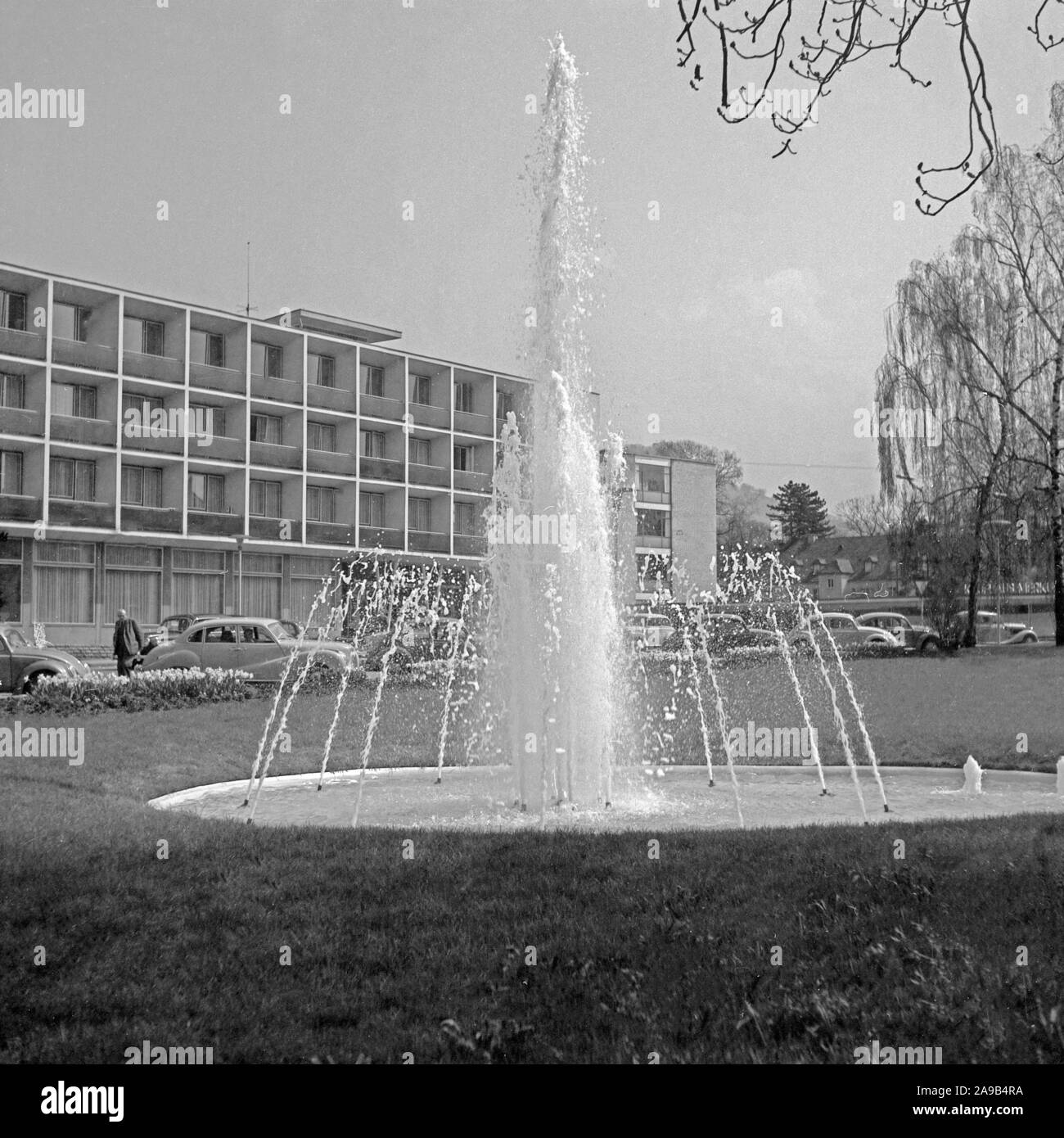 Fuente en el Park Hotel, con Friedrich List monumento y Merkur department store en Reutlingen, Alemania 1959 Foto de stock