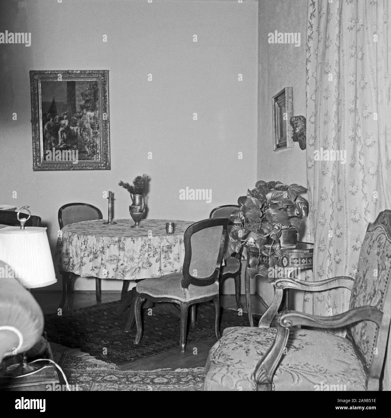 Muebles finos en el salón, Alemania 1955 Foto de stock