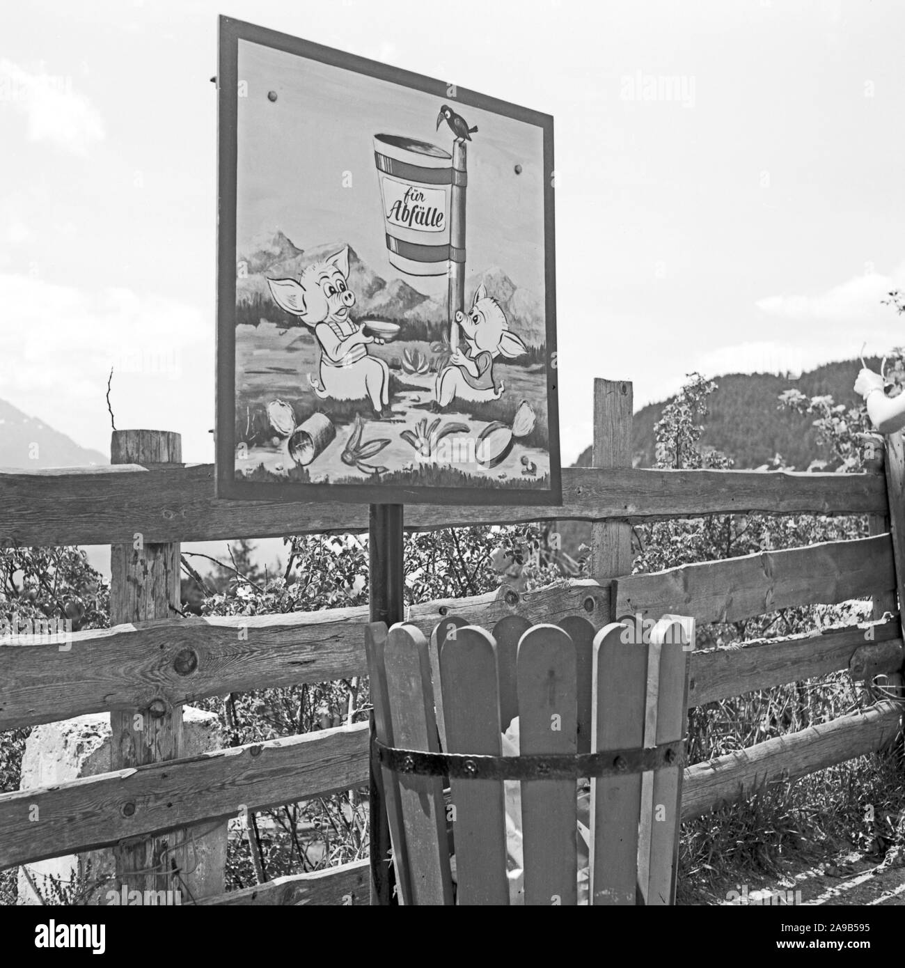 Un signo con cerdos marca el lugar de un cubo de basura, Alemania 1959 Foto de stock