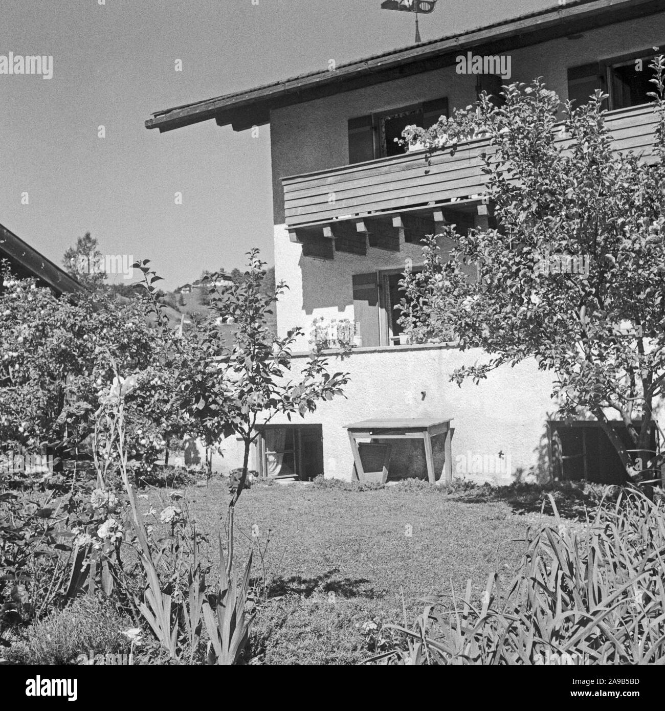 Anverso de las viviendas en el área Allgaeu, Alemania 1957 Foto de stock