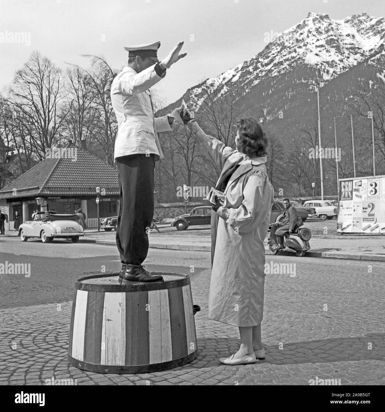 Carmela Künzel, Miss Alemania 1959, visitando Garmisch Partenkirchen, Alemania 1959 Foto de stock