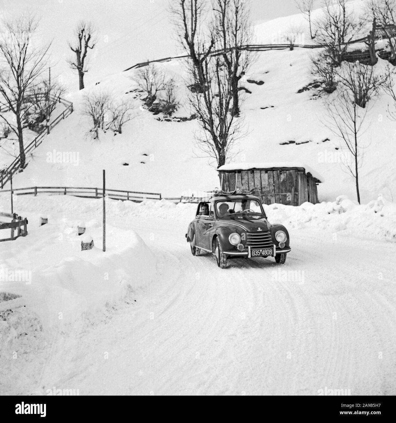 Ir en un viaje de esquí con un DKW 1000 coche, Alemania 1957 Foto de stock