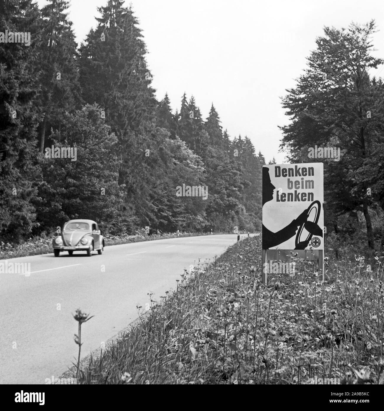 Señal de tráfico por una calle en Baviera, Alemania 1959 Foto de stock