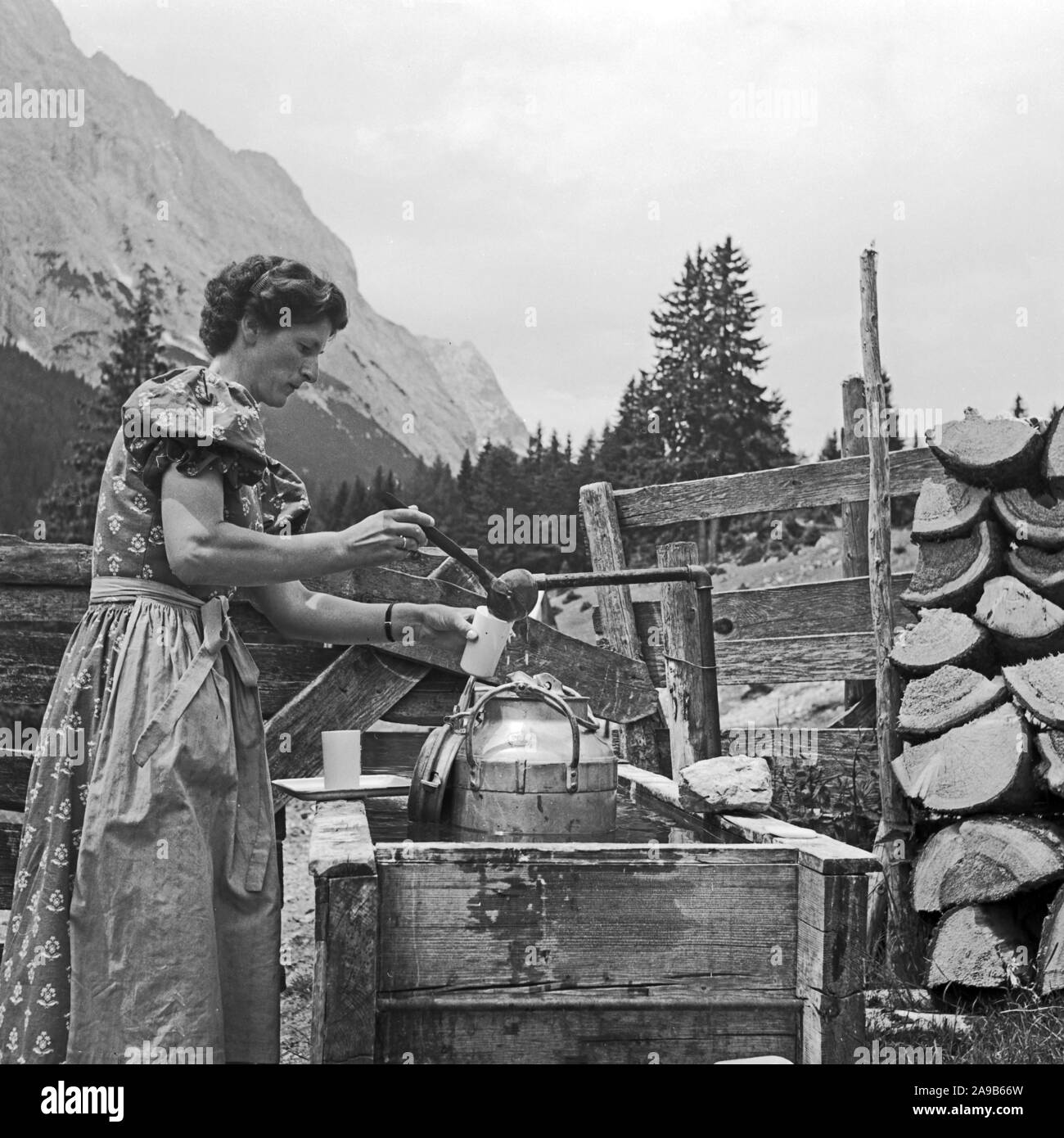 Una mujer que toma un poco de leche, Alemania 1957 Foto de stock