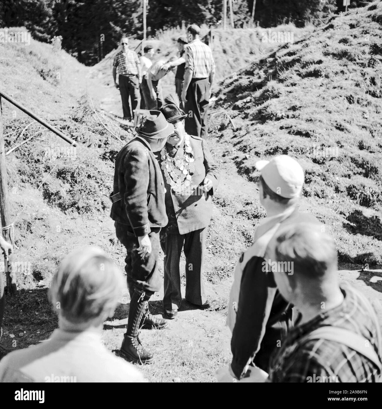 Schützenliesel, Alemania 1954, director: Rudolf Schündler, actor Joe Stöckel (izquierda) y Paul Hörbiger al disparar Foto de stock