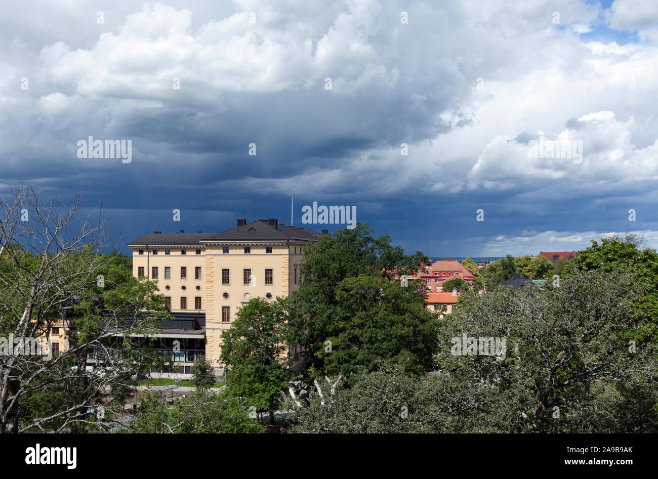 Vista del edificio principal de la biblioteca de la Universidad de Uppsala, Carolina rediviva. Desde el castillo. Foto de stock