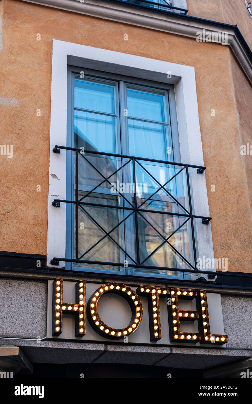 Hotel firmar iluminada en un edificio en Malmo, Suecia Foto de stock
