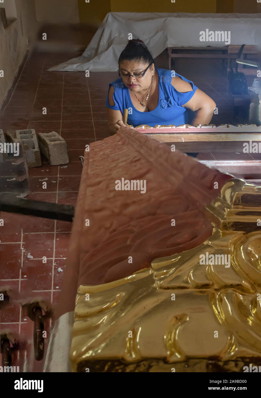 Yucatán, México - 22 de octubre de 2017. El restaurador trabajando en el antiguo marco. La artista mexicana trabajando en la restauración de un antiguo bastidor de madera Foto de stock