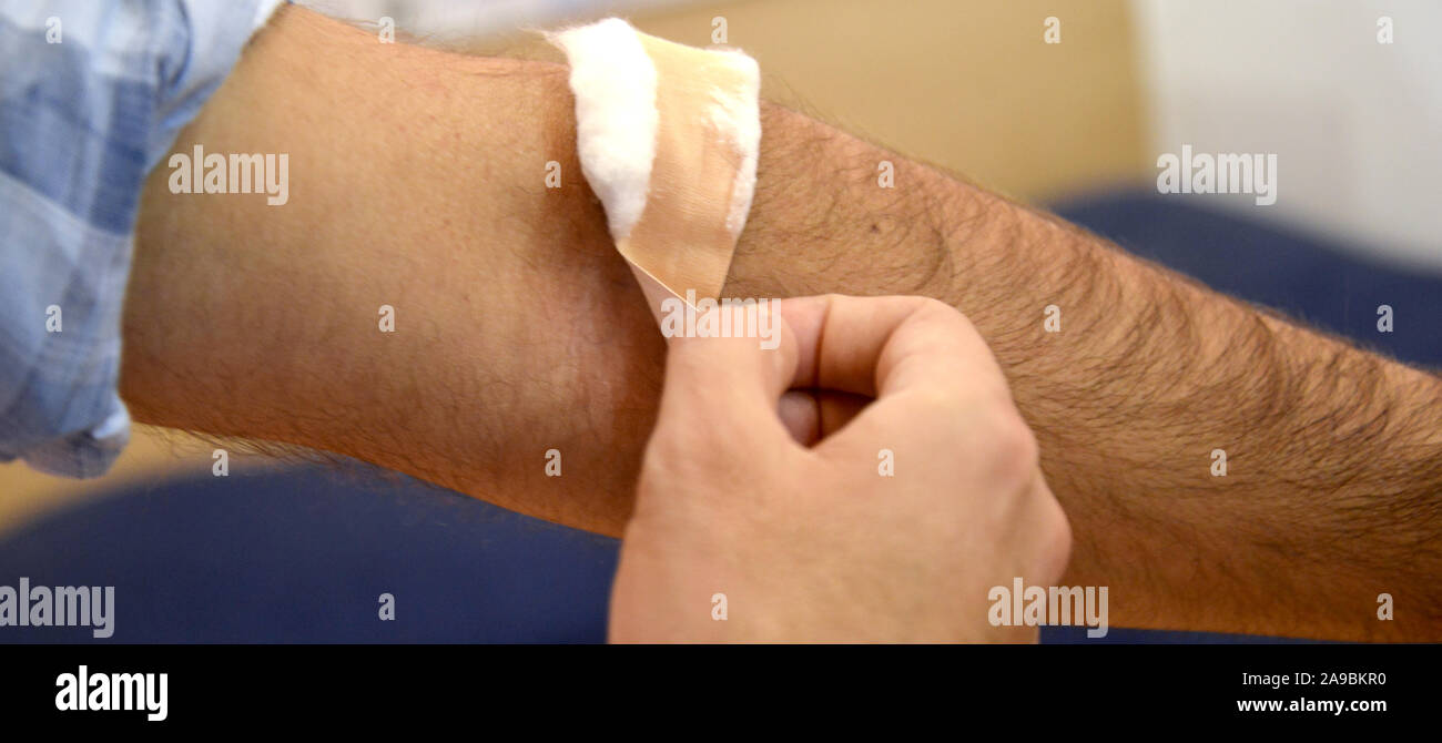 Cuanto Dura El Dolor Después De Una Punción Seca Parar el sangrado después de veni, punción de imagen Fotografía de