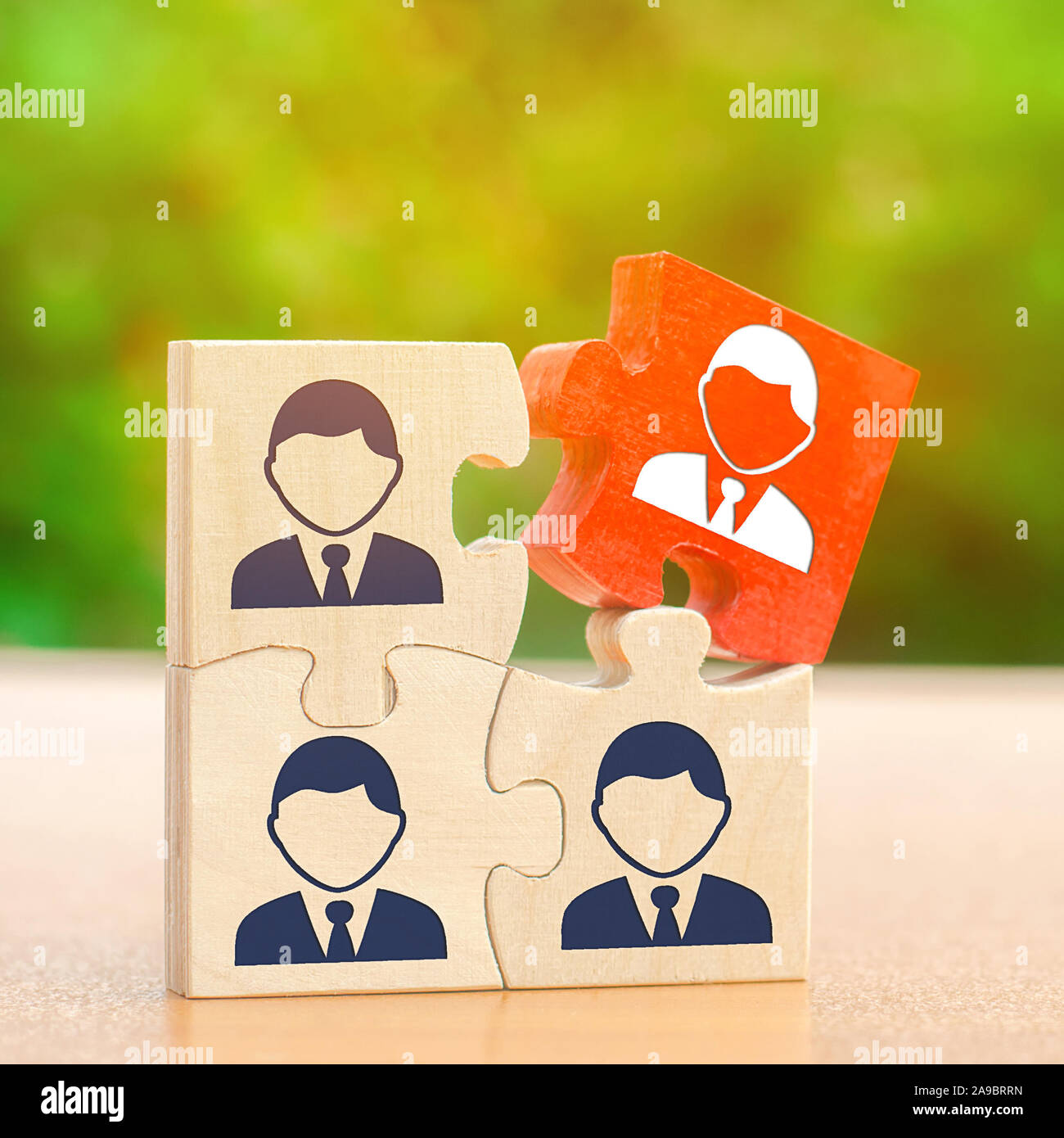 Puzzles De Madera Con La Imagen De Los Trabajadores El Concepto De Gestion Del Personal En La Empresa Despido De Un Empleado De Un Equipo La Degradacion Mala Worke Fotografia De Stock