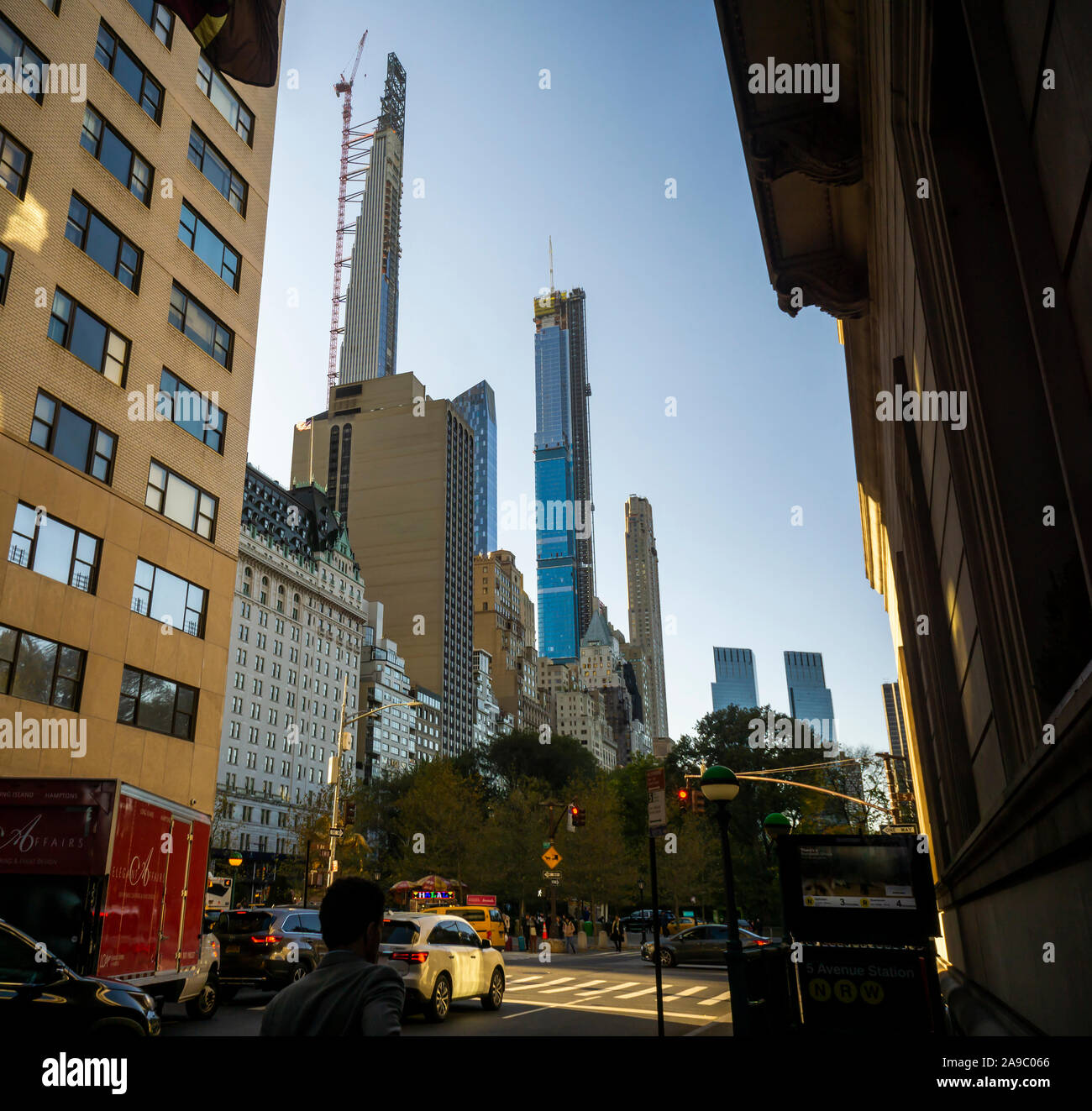 El multimillonario's Row, una colección de super-tall residencias para la super-ricos mayormente en West 57th Street el miércoles, 6 de noviembre de 2019. La torre en construcción Steinway está a la izquierda. (© Richard B. Levine) Foto de stock