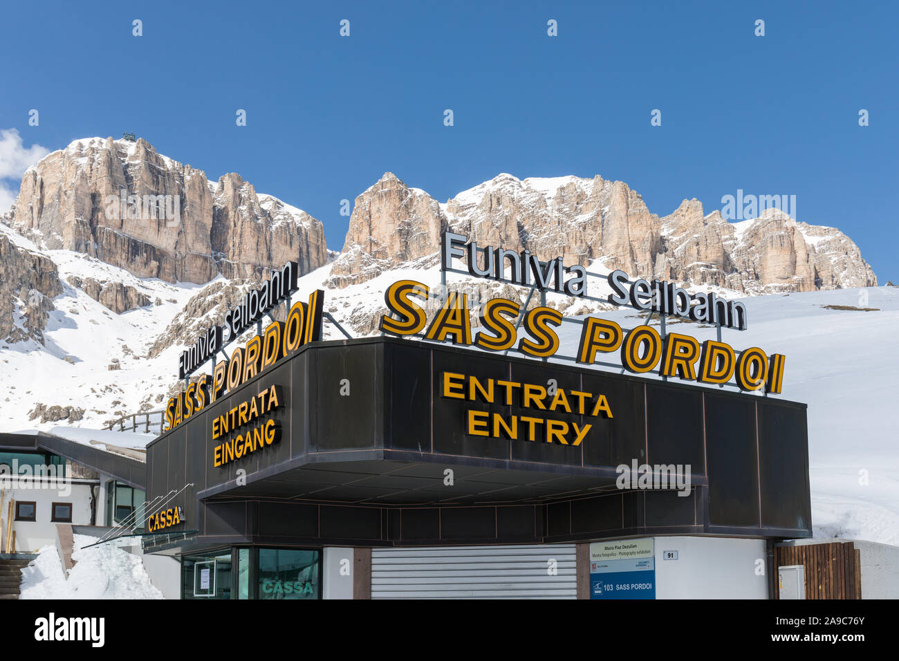 En la estación de teleférico Pordoi Pass (2.240 m), conduciendo a Sass  Pordoi (2.950 m), grupo de Sella, Dolomitas, Italia Fotografía de stock -  Alamy