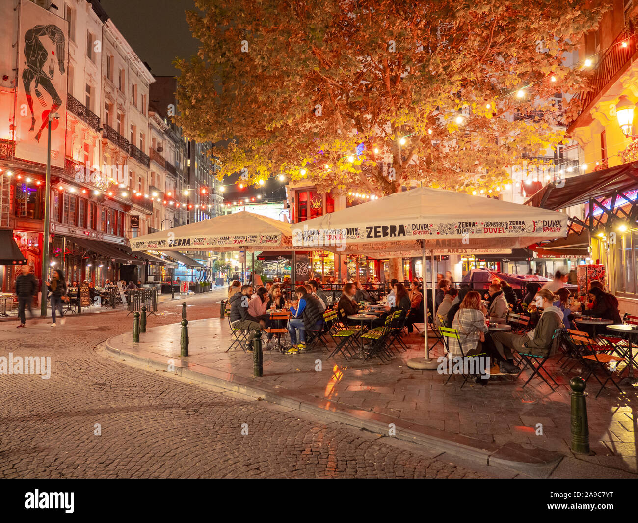 Bares y cafeterías en la noche en el centro de Bruselas, Bélgica Foto de stock