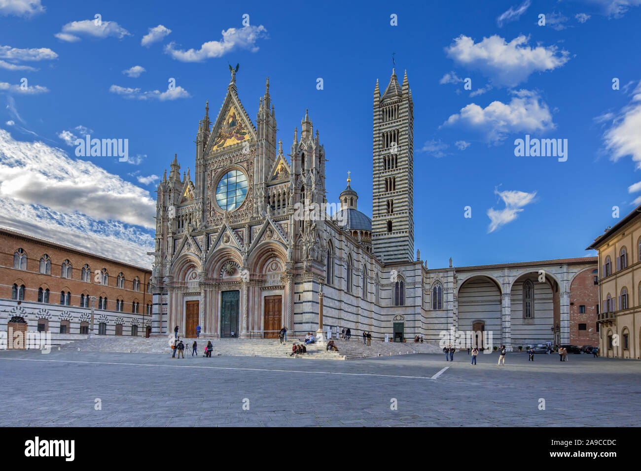 Los turistas visitan la catedral de Siena. Duomo di Siena es una catedral románico-gótica es una importante atracción turística en Siena, Toscana, Italia Foto de stock