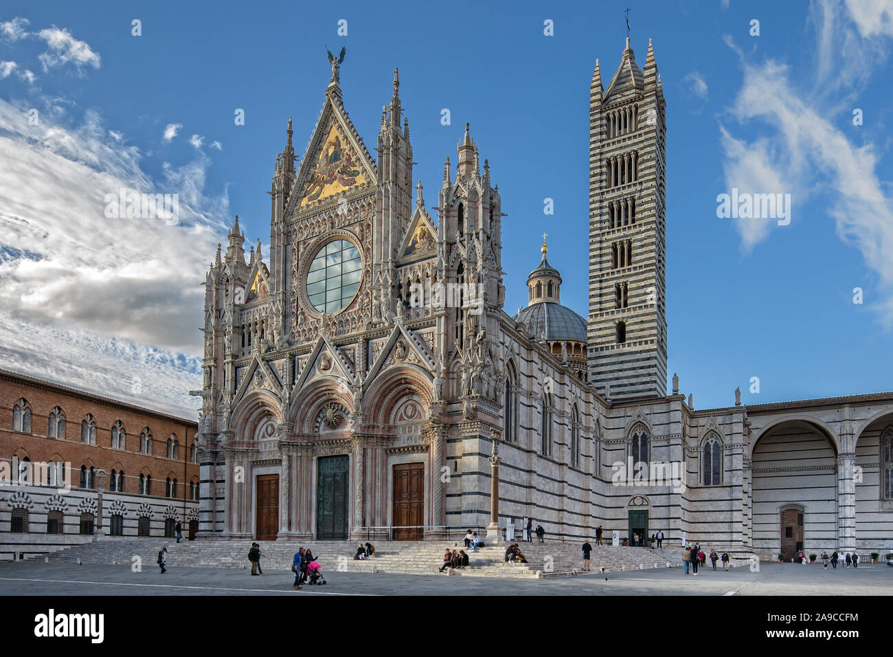 Los turistas visitan la catedral de Siena. Duomo di Siena es una catedral románico-gótica es una importante atracción turística en Siena, Toscana, Italia Foto de stock