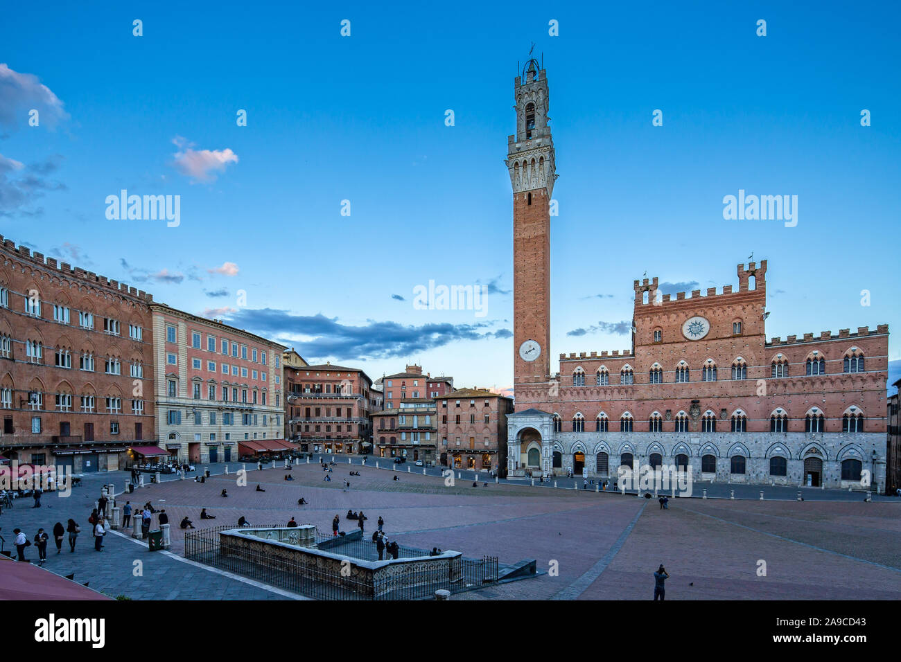 Vista panorámica de la famosa Piazza del Campo, el Palazzo Pubblico y la Torre del Mangia en Siena al atardecer, Toscana, Italia Foto de stock