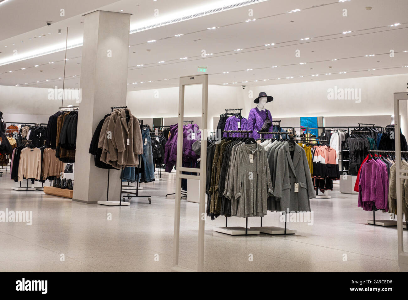 Vilna, - 3 de de 2019: Zara tienda de ropa interior dentro del centro Akropolis. Zara es popular español tienda minorista de ropa Fotografía de stock - Alamy