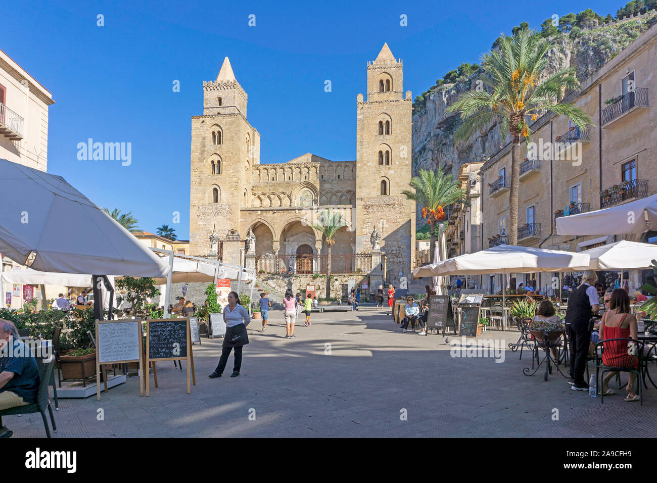 La plaza de la Catedral (Piazza del Duomo). la plaza Catedral de Cefalu, Sicilia, rodeada por edificios históricos y restaurantes. Foto de stock