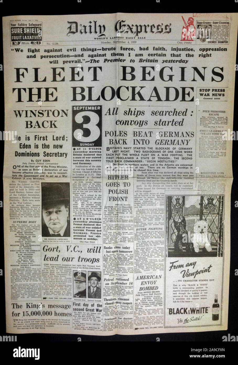 Encabezado de la página delantera, "Flota comienza el bloqueo' en el Daily Express (réplica), 4º de septiembre de 1939, el día después de la II Guerra Mundial fue declarada. Foto de stock