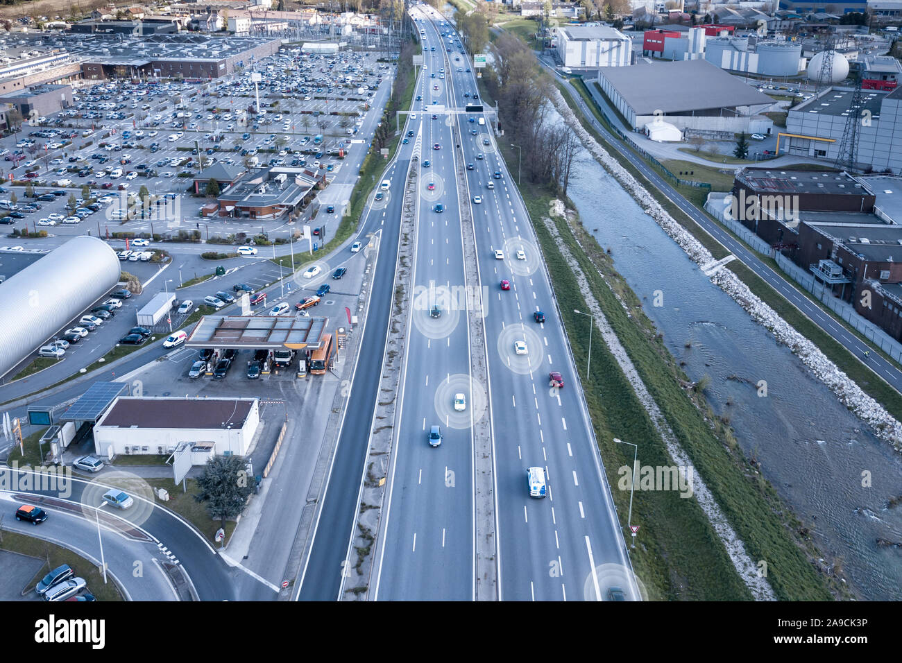 Vehículos autónomos en la autopista con el auto conduciendo coches entorno de detección por radar y operación segura en speedway gracias a la inteligencia artificial Foto de stock