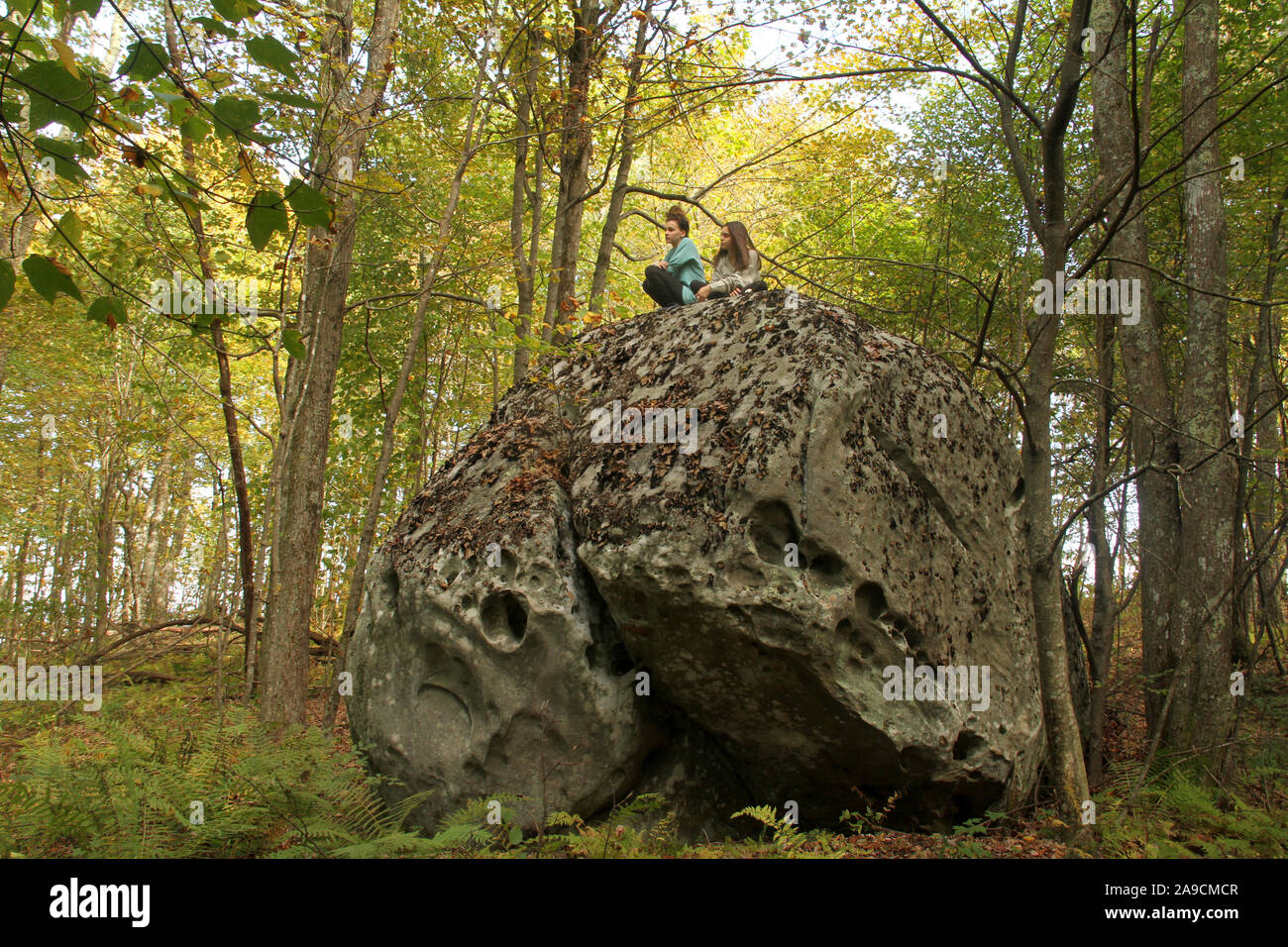 Los canales preservar áreas naturales, VA, Estados Unidos. Las niñas en la parte superior de boulder en las montañas. Foto de stock
