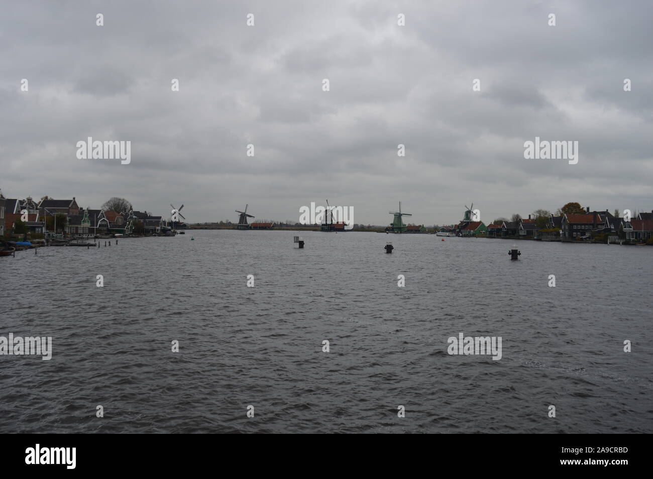 Zaandam, países Bajos. 11 de noviembre de 2019. Los históricos molinos de viento holandeses en Zaanse Schans a lo largo del río de Zaan. Foto de stock