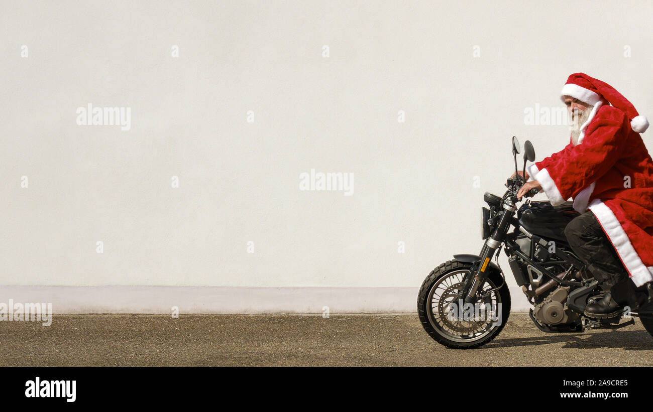 Santa disfraz navidad motocicleta hombre fotografías e imágenes de alta  resolución - Alamy