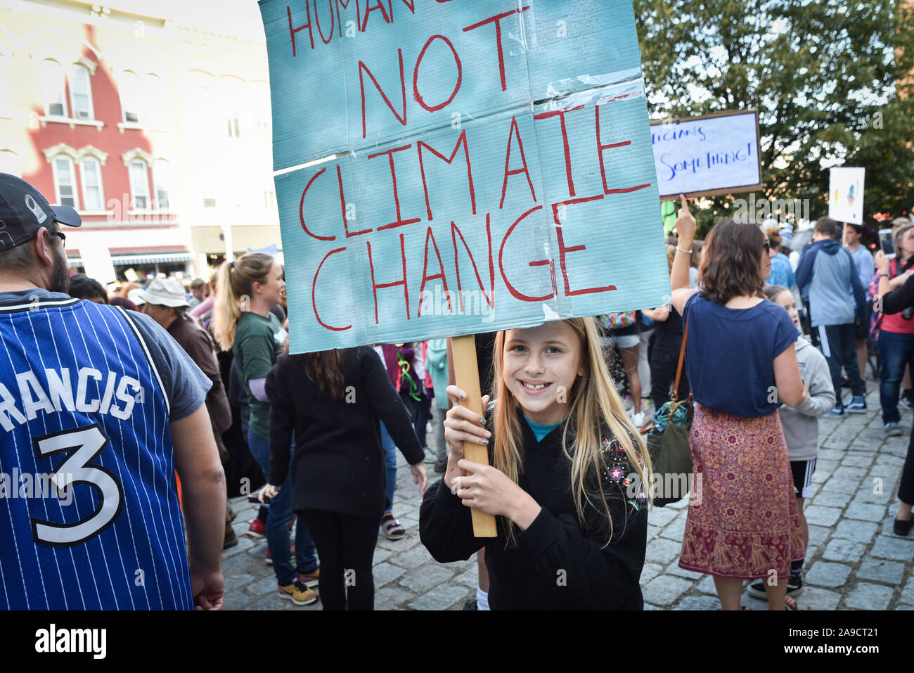 Los alumnos demuestran durante el mes de septiembre de 2019 clima huelgas (también conocida como Semana Mundial para el futuro), Montpelier, VT. Muchos salimos de la escuela. Foto de stock