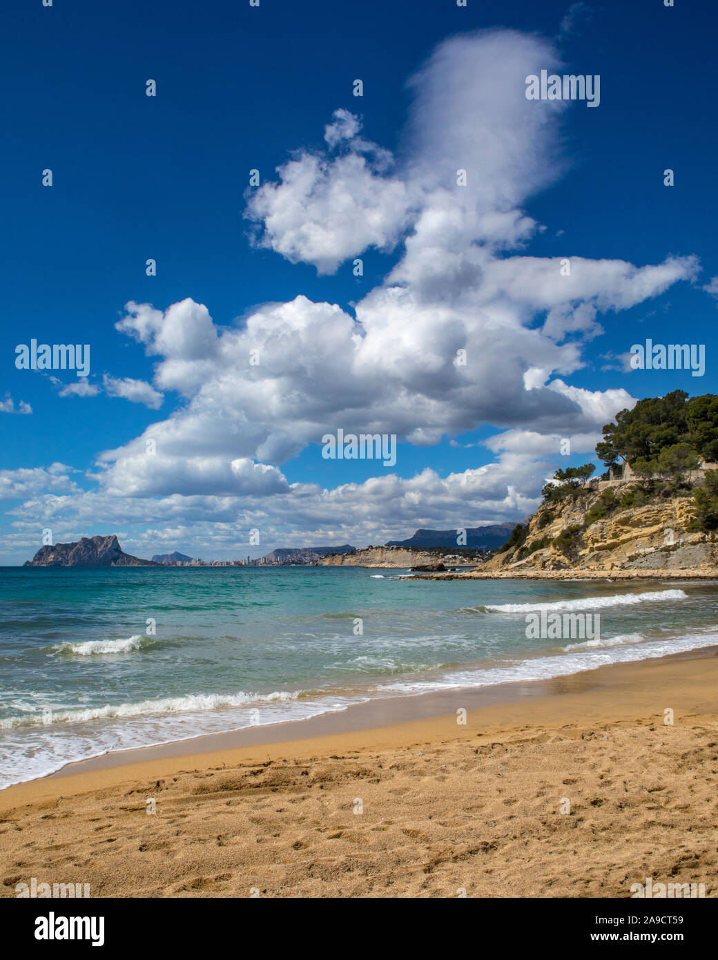 La vista desde la playa de El Portet, también conocida como Playa del Portet o Cala El Portet de Moraira, la región de la Costa Blanca de España. Foto de stock