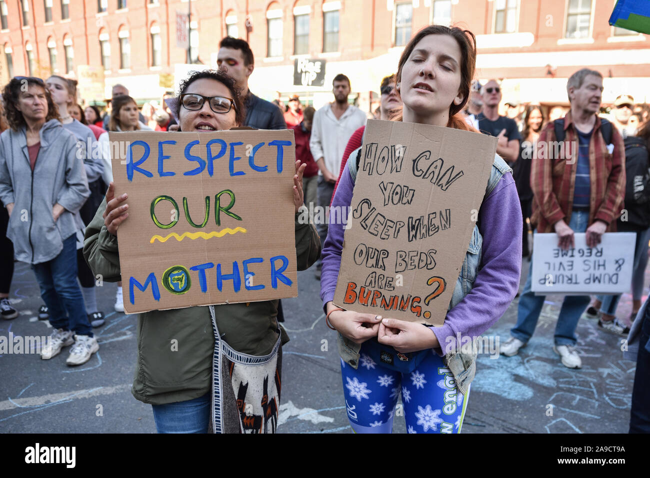 Los alumnos demuestran durante el mes de septiembre de 2019 clima huelgas (también conocida como Semana Mundial para el futuro), Montpelier, VT. Muchos salimos de la escuela. Foto de stock