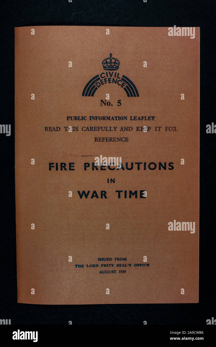 Folleto de información pública "Precauciones contra incendios en Tiempos de guerra", una réplica de recuerdos de la época de Blitz de los años 40. Foto de stock