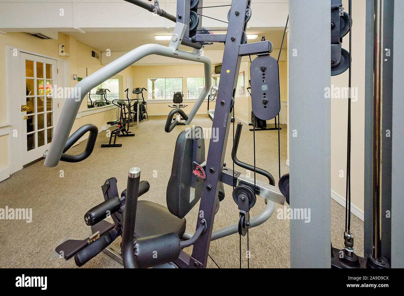 El gimnasio incluye caminadoras, bicicletas y otras máquinas de ejercicio en otoño Woods Apartamentos en Foreman Road en Mobile, Alabama. Foto de stock