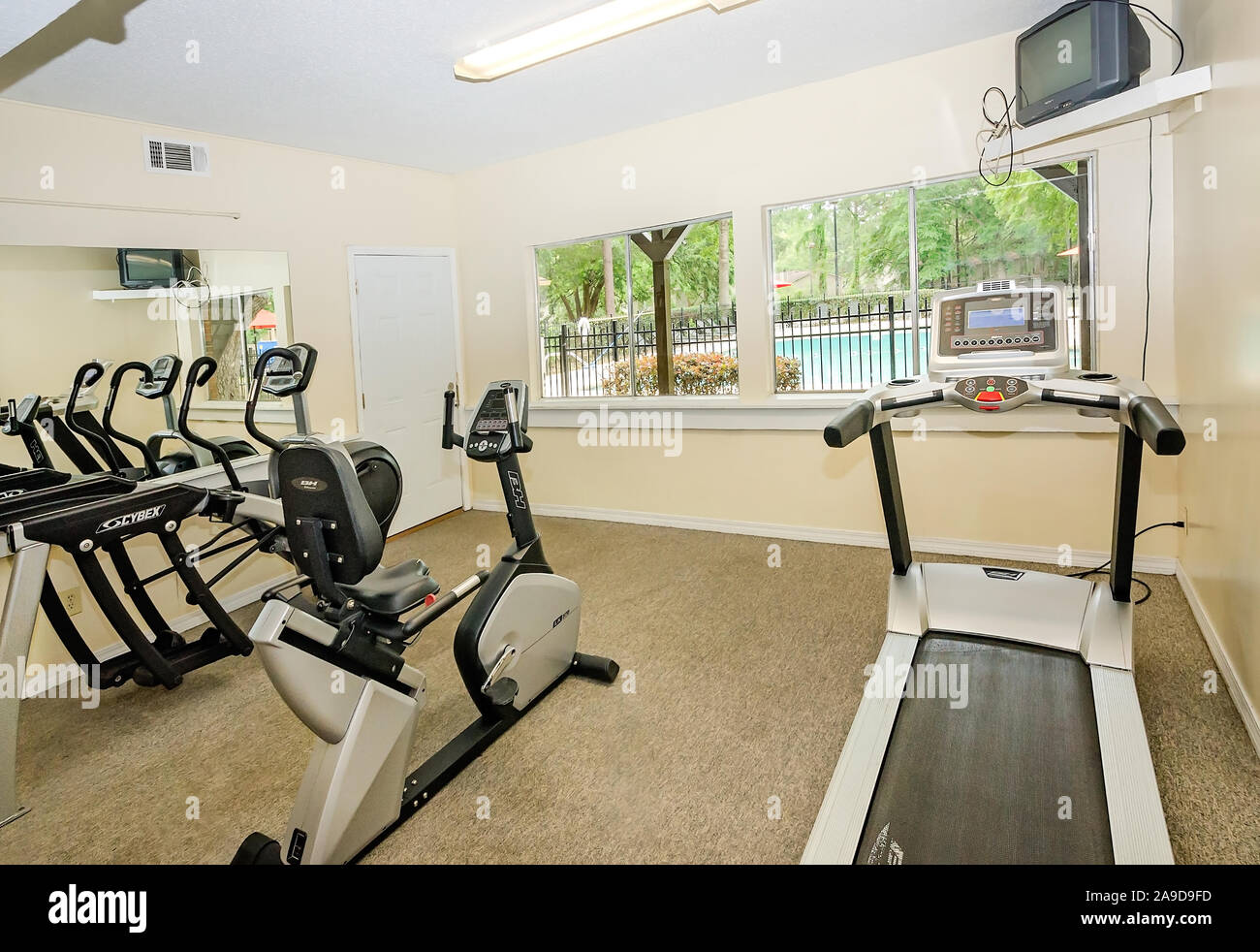 El gimnasio incluye caminadoras, bicicletas y otras máquinas de ejercicio en otoño Woods Apartamentos en Foreman Road en Mobile, Alabama. Foto de stock