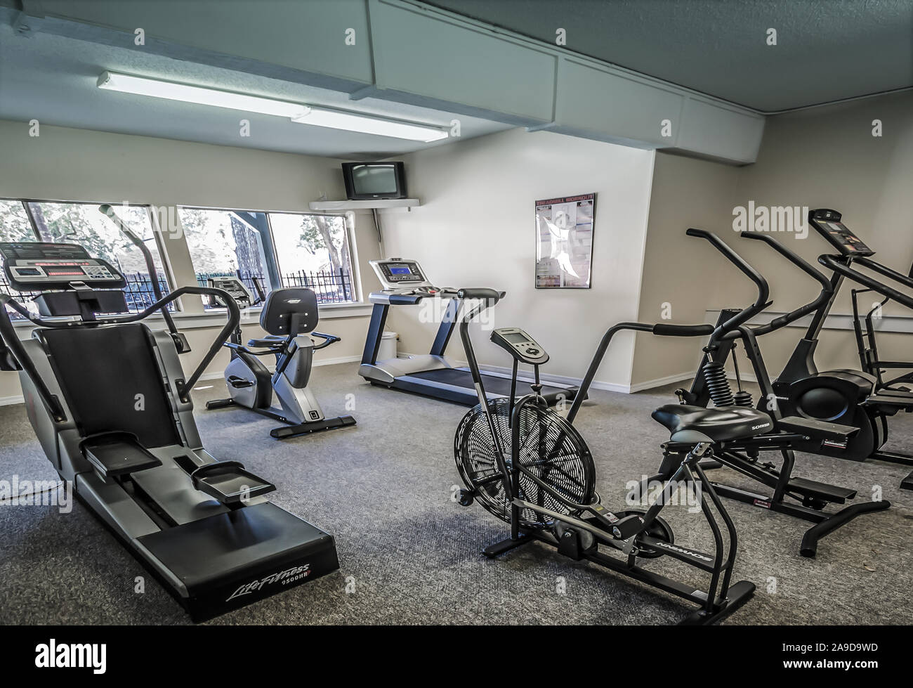 El gimnasio incluye caminadoras, bicicletas y otras máquinas de ejercicio en otoño Woods Apartamentos en Foreman Road en Mobile, Alabama. Foto de stock