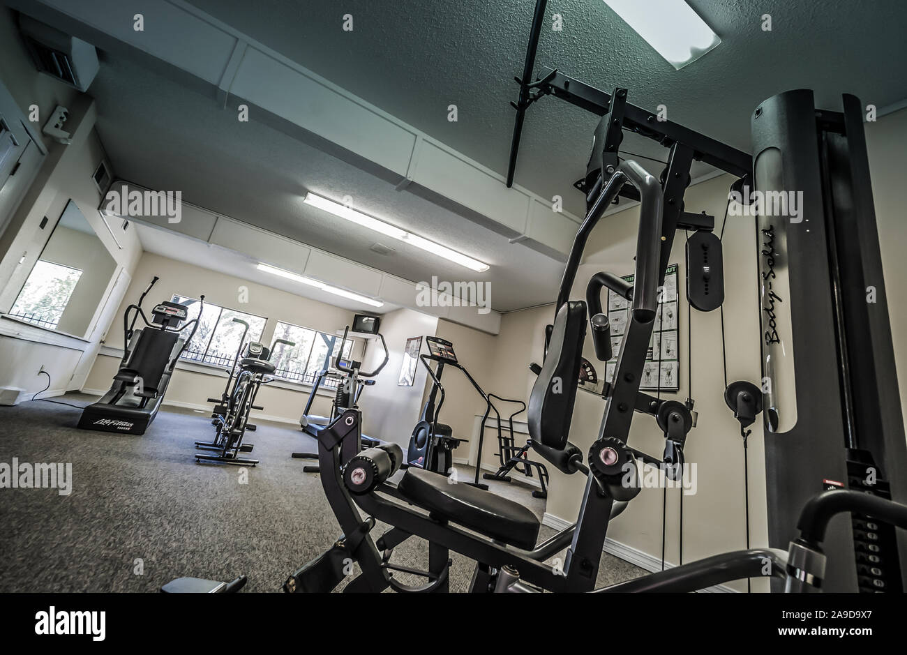 El gimnasio incluye caminadoras, bicicletas y otras máquinas de ejercicio en otoño Woods Apartamentos en Foreman Road en Mobile, Alabama. Foto de stock