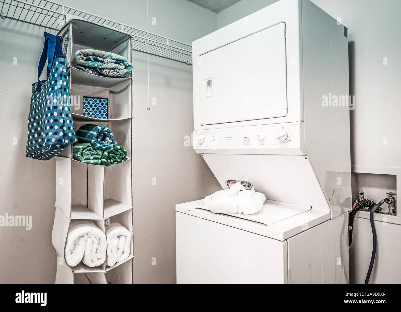 una sala de lavandería con lavadora y secadora en el piso frente a un  apartamento tipo loft Fotografía de stock - Alamy