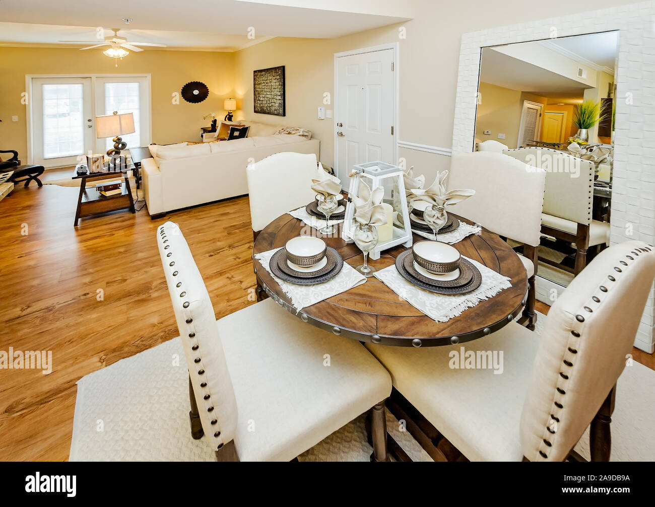 Un plan de piso abierto ofrece una vista desde el comedor a la sala en Cypress Cove casas de apartamentos en Mobile, Alabama. Foto de stock