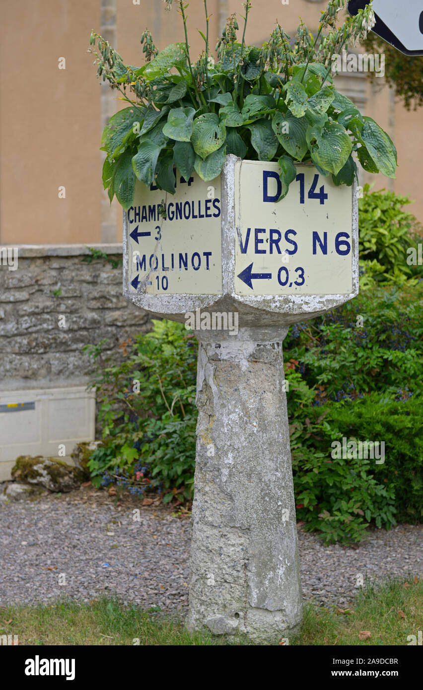 Una histórica señal callejera a lo largo de la RN6 (D906 hoy en día) en la Cote d'Or, Borgoña FR Foto de stock
