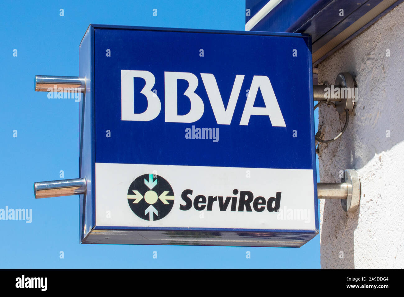 Javea, España - El 9 de abril de 2019: el logotipo de BBVA sobre la puerta de entrada a un banco BBVA en la ciudad costera de Javea en España. BBVA es también conocido como Banco Bilb Foto de stock