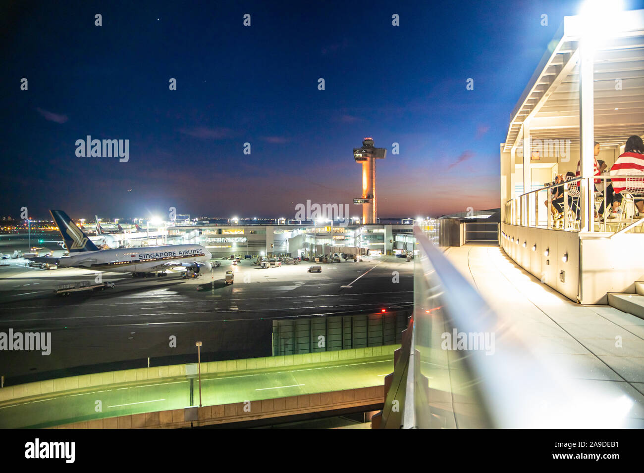 La CIUDAD DE NUEVA YORK - Septiembre 20, 2019: Vista del histórico Hotel TWA y la pista de aterrizaje con aviones visto desde el aeropuerto John F. Kennedy en Queens, Nueva York en la noche Foto de stock