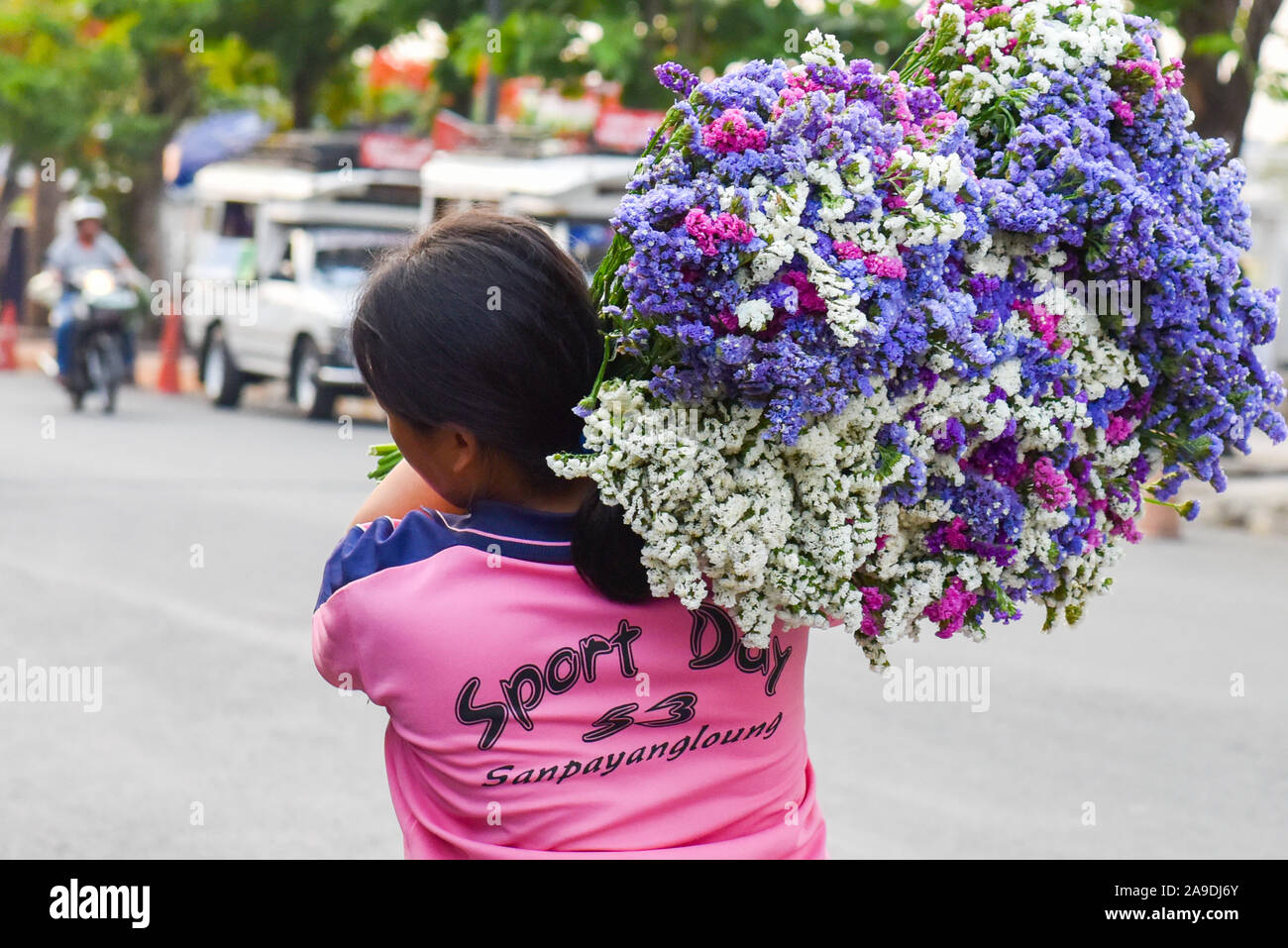 Mujer transportar flores, Chiang Mai, Tailandia Foto de stock