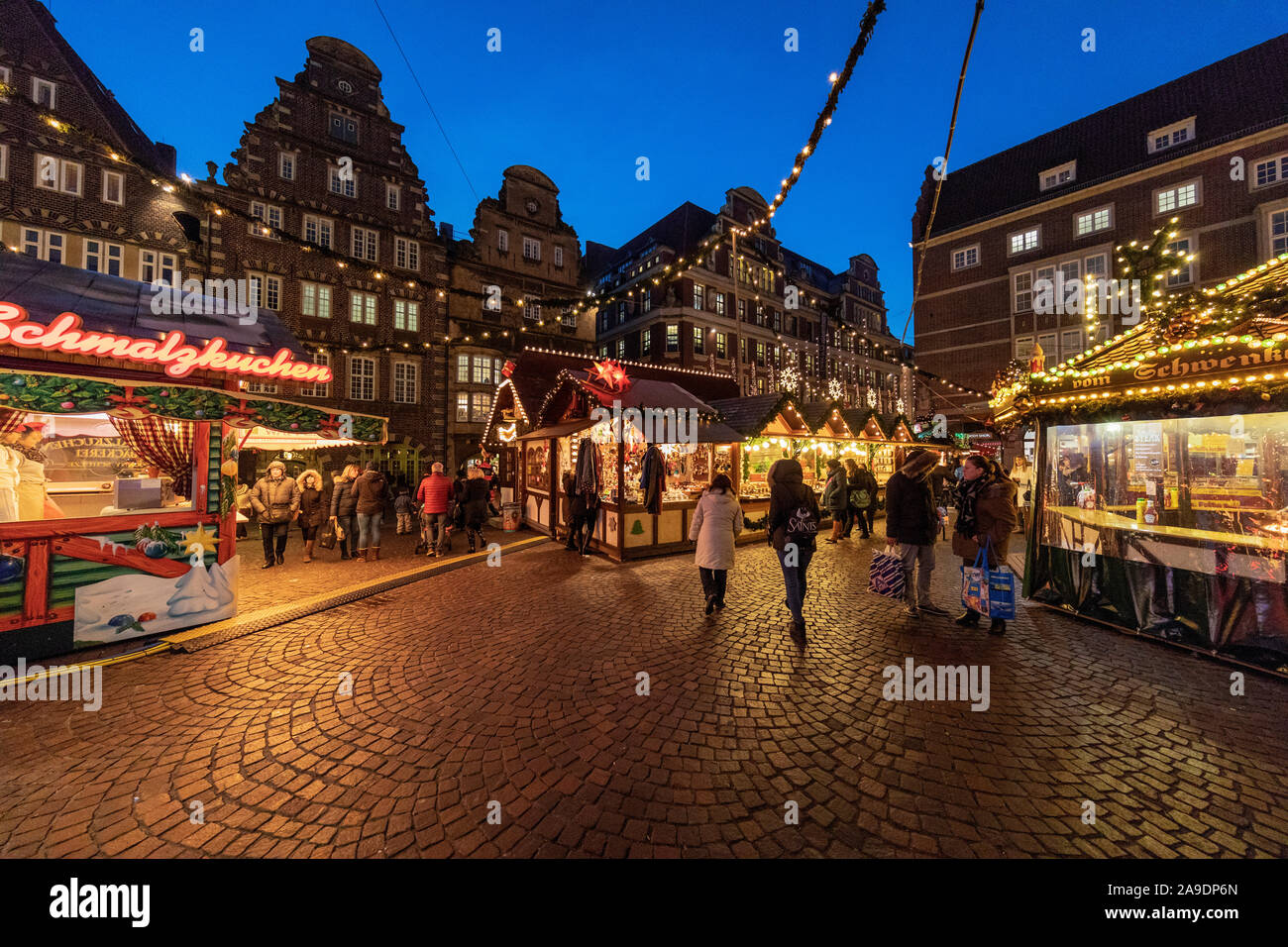 Mercado navideño en la plaza del ayuntamiento, Bremen, Foto de stock
