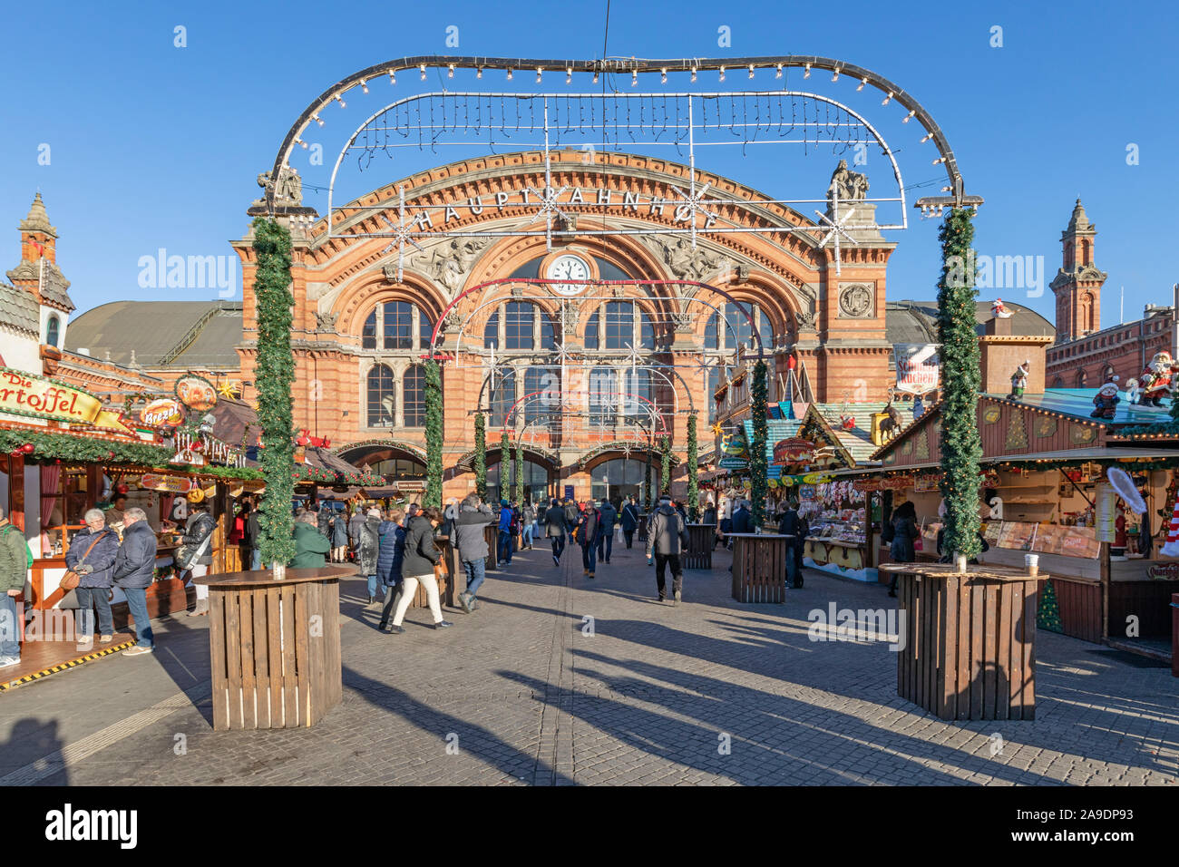 Mercado navideño en la plaza de la estación, la estación central, Bremen, Foto de stock