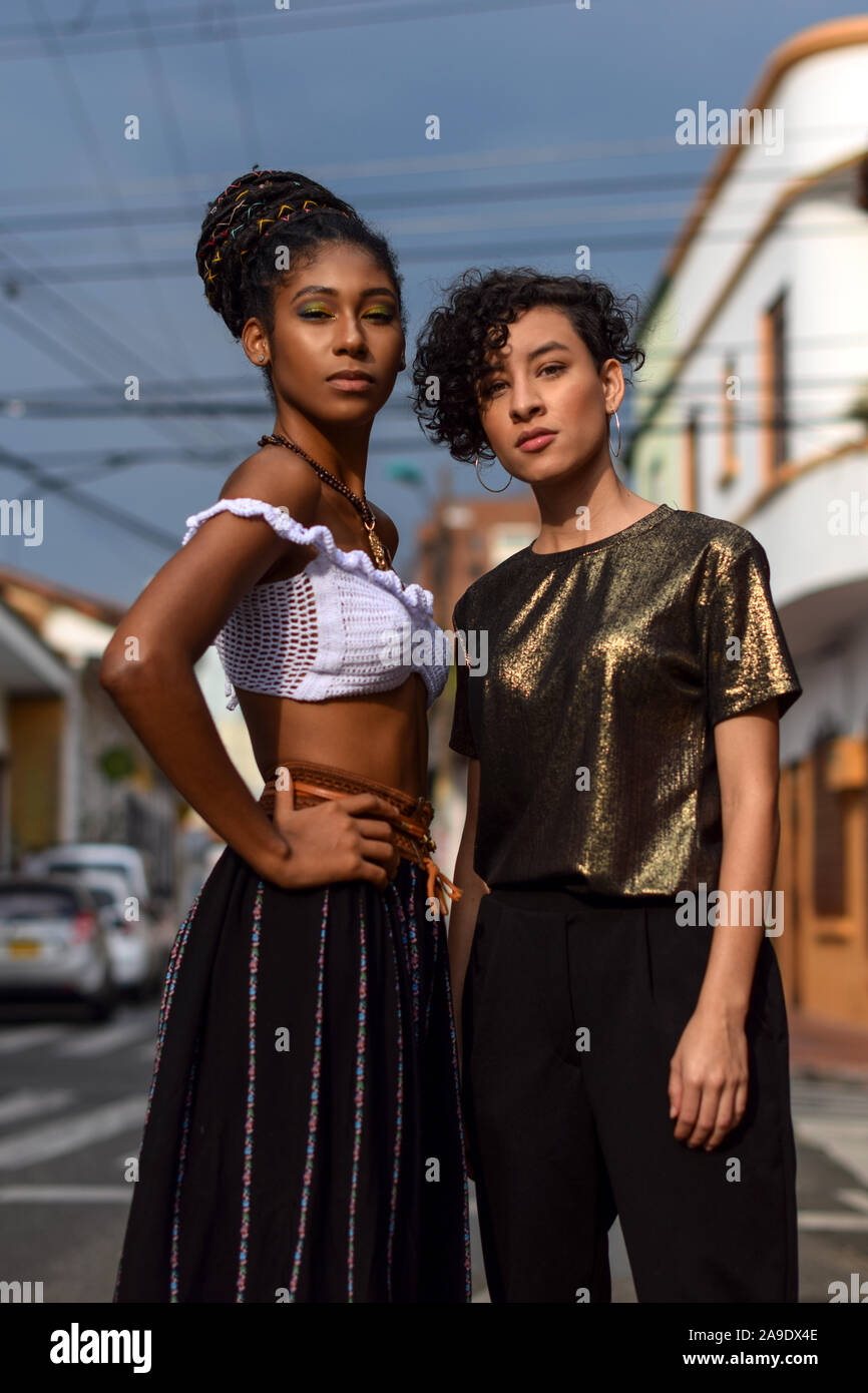 Dos mujeres jóvenes latinos en las calles de la ciudad de Cali, Colombia  Fotografía de stock - Alamy
