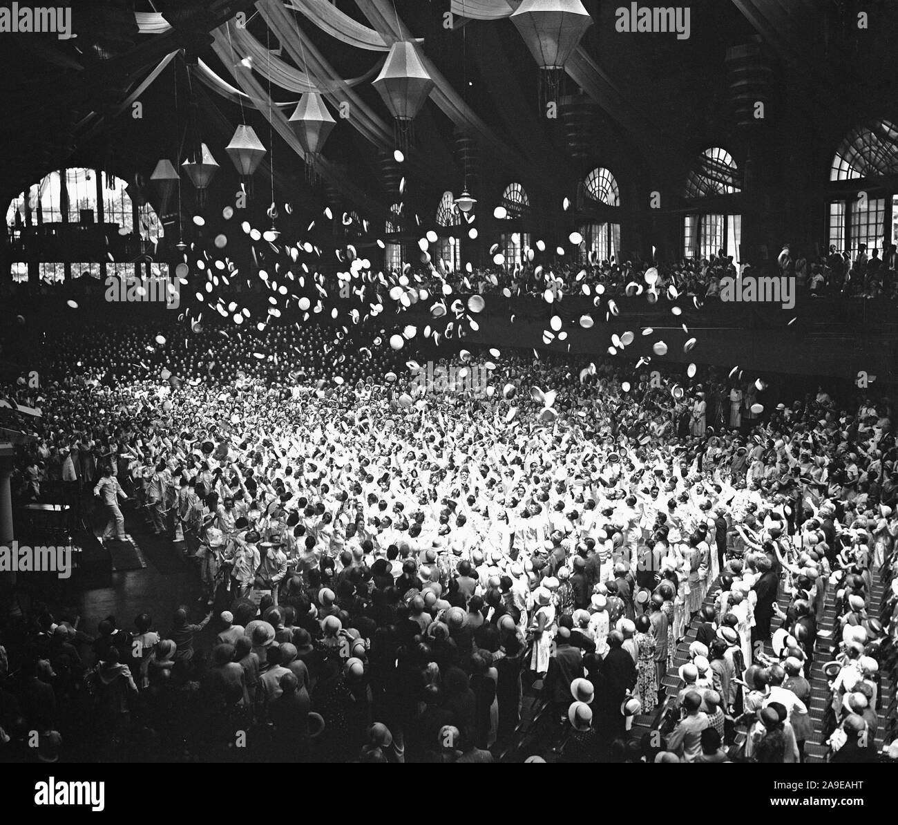 La ceremonia de graduación de la Academia Naval de los Estados Unidos - arrojando sombreros en el aire en la celebración ca. 1931 Foto de stock