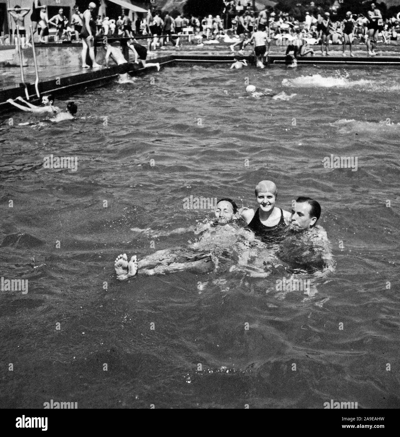 Eva Braun Colección (album 4) - hombres y mujeres alemanas divirtiéndose en una piscina (Bonn) ca de finales de 1930. Foto de stock