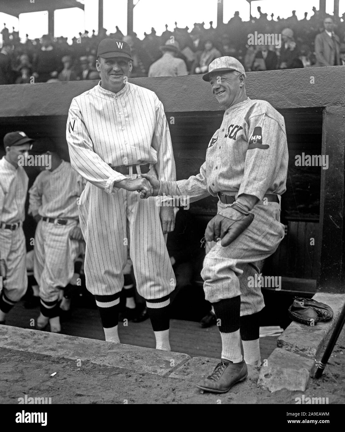 Washington y Boston abre la temporada de béisbol en Washington. Heinie Wagner, gerente de los Boston Red Sox, saluda a Walter Johnson, manager de los Washington Nationals ca. 1930 Foto de stock