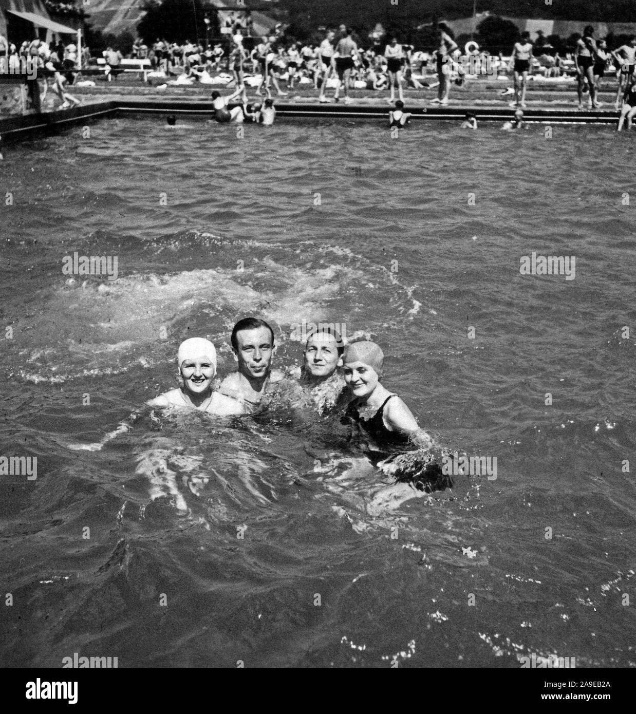 Eva Braun Colección (album 4) - hombres y mujeres alemanas divirtiéndose en una piscina (Bonn) ca de finales de 1930. Foto de stock