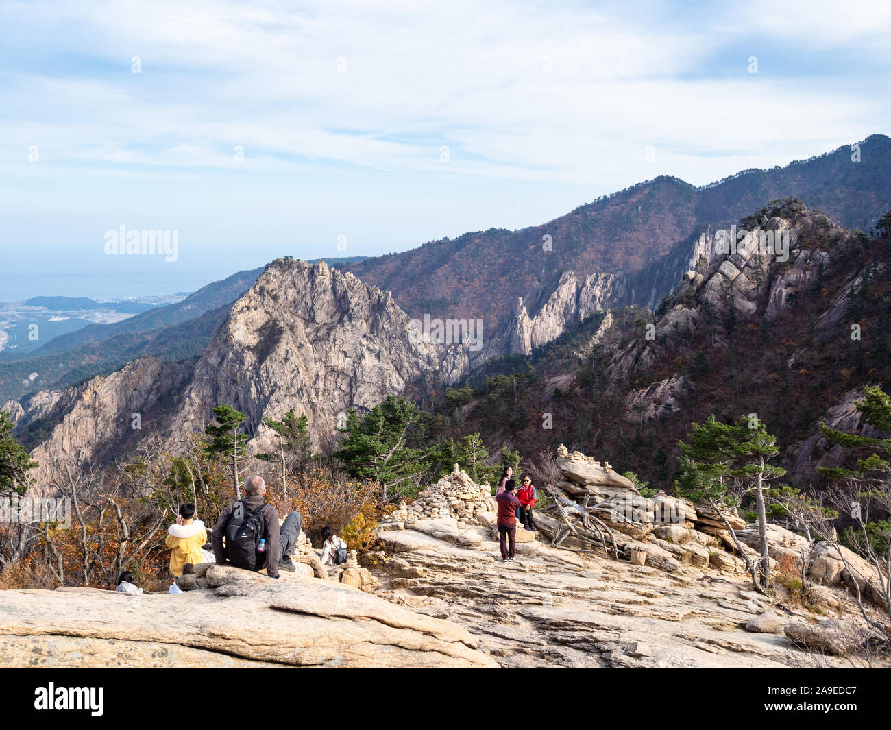 SOKCHO, COREA DEL SUR - Octubre 28, 2019: los turistas sobre las rocas en el Parque Nacional de Seoraksan en Corea del Sur en otoño. Esta área designada como una naturaleza reserv Foto de stock