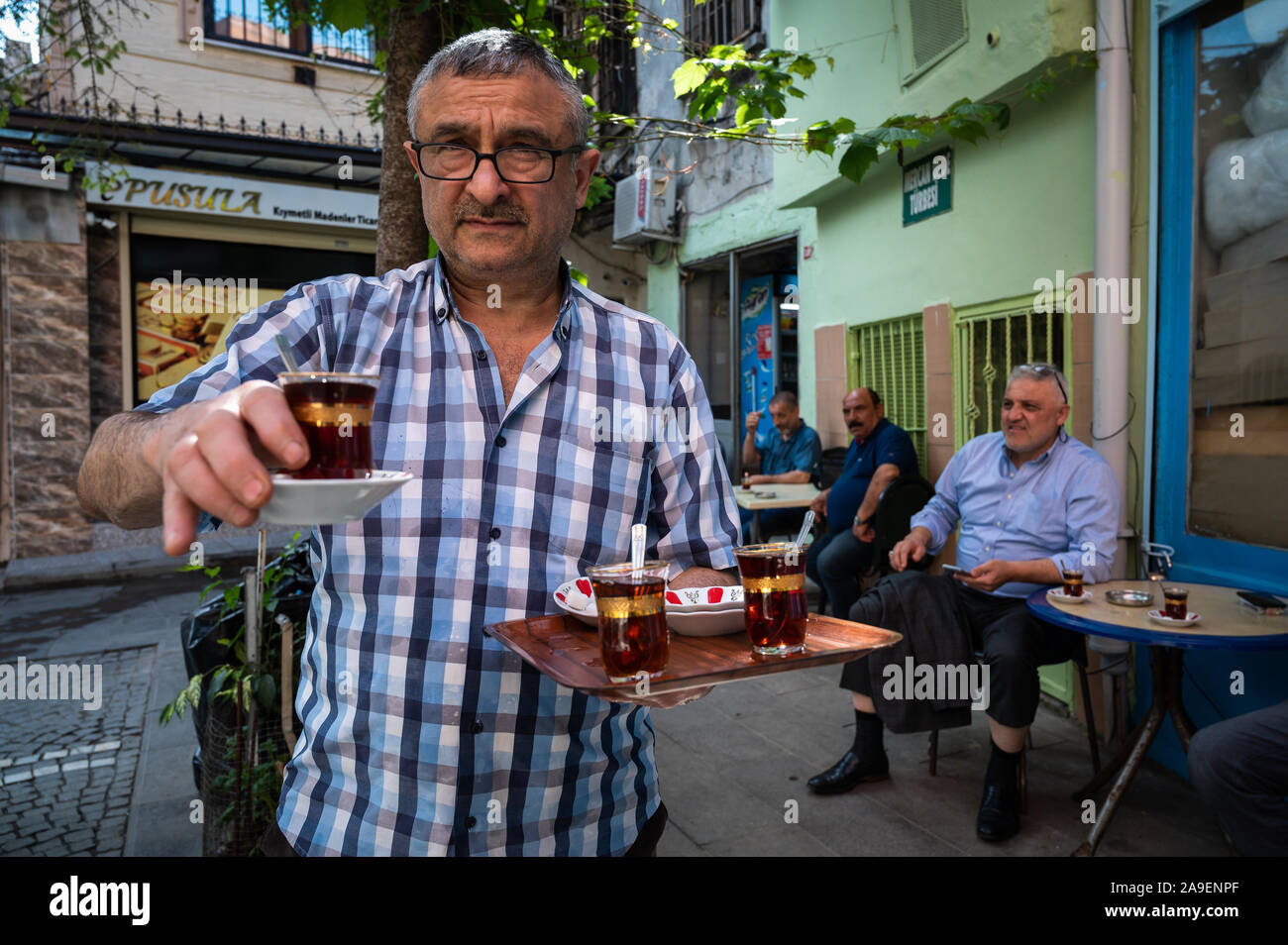 Hombre sirviendo té en un café al aire libre, Estambul, Turquía Foto de stock